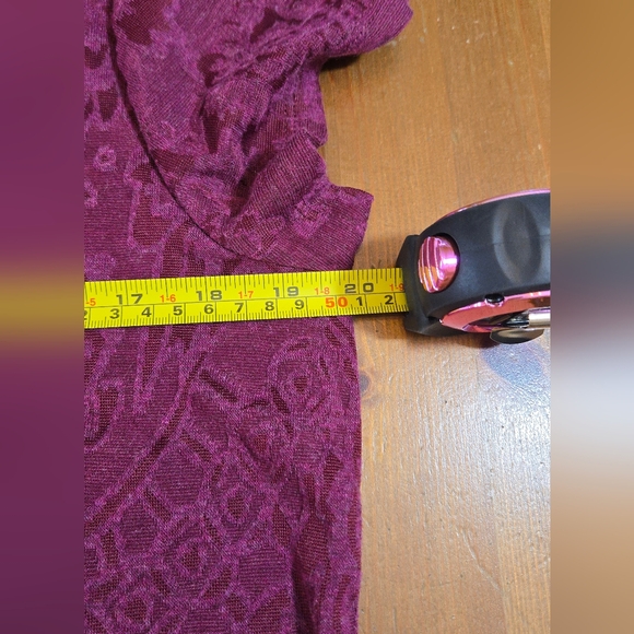 Simply Vera Burgandy Short Sleeve Curved Hem Patterned Top Size Large - Picture 4 of 11